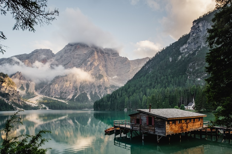 Lago tranquilo cercado por montanhas e vegetação
